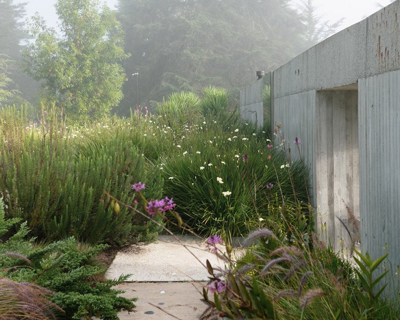 LCLA 办公室的 ballen house 是坐落在野生安第斯山脉中的两座混凝土结构 LCLA 办公室的 ballen house 是坐落在野生安第斯山脉中的两座混凝土结构