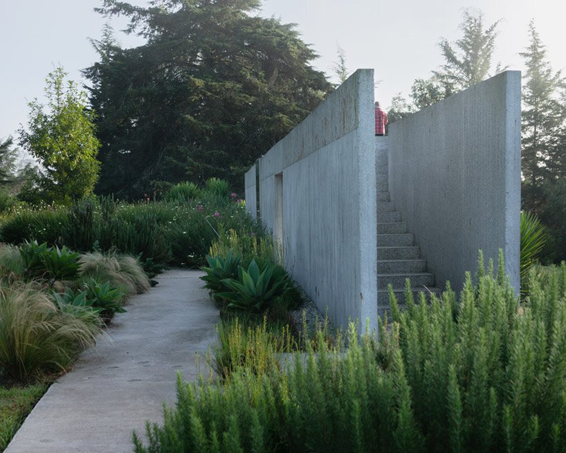 LCLA 办公室的 ballen house 是坐落在野生安第斯山脉中的两座混凝土结构 LCLA 办公室的 ballen house 是坐落在野生安第斯山脉中的两座混凝土结构