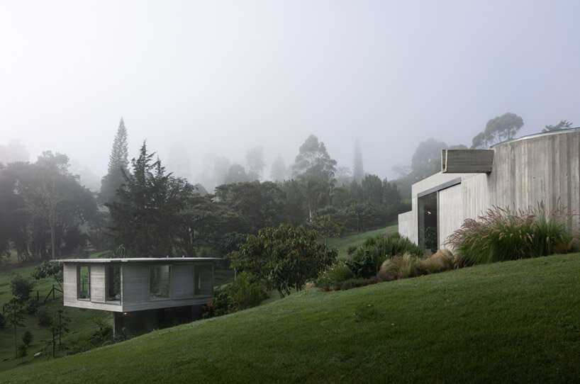 LCLA 办公室的 ballen house 是坐落在野生安第斯山脉中的两座混凝土结构 LCLA 办公室的 ballen house 是坐落在野生安第斯山脉中的两座混凝土结构