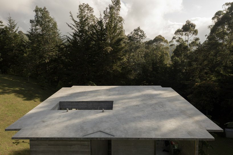 LCLA 办公室的 ballen house 是坐落在野生安第斯山脉中的两座混凝土结构 LCLA 办公室的 ballen house 是坐落在野生安第斯山脉中的两座混凝土结构