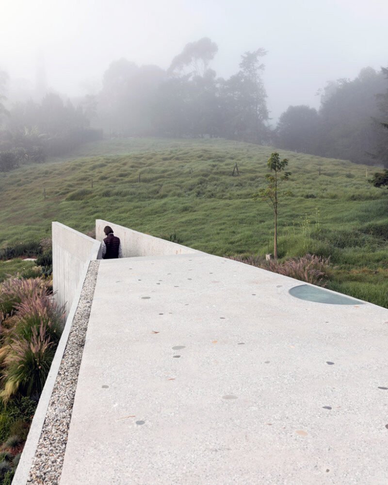 LCLA 办公室的 ballen house 是坐落在野生安第斯山脉中的两座混凝土结构 LCLA 办公室的 ballen house 是坐落在野生安第斯山脉中的两座混凝土结构