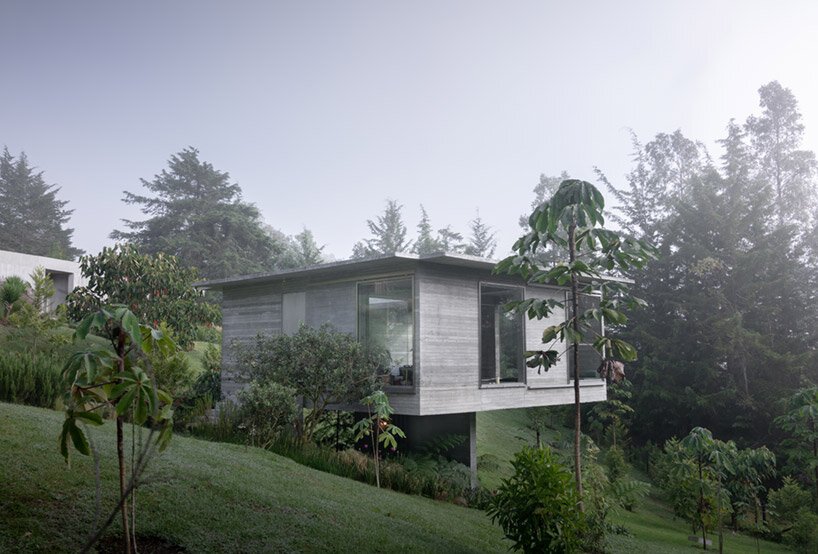 LCLA 办公室的 ballen house 是坐落在野生安第斯山脉中的两座混凝土结构 LCLA 办公室的 ballen house 是坐落在野生安第斯山脉中的两座混凝土结构