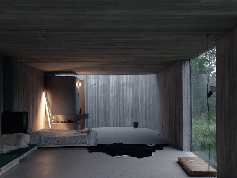 LCLA 办公室的 ballen house 是坐落在野生安第斯山脉中的两座混凝土结构 LCLA 办公室的 ballen house 是坐落在野生安第斯山脉中的两座混凝土结构