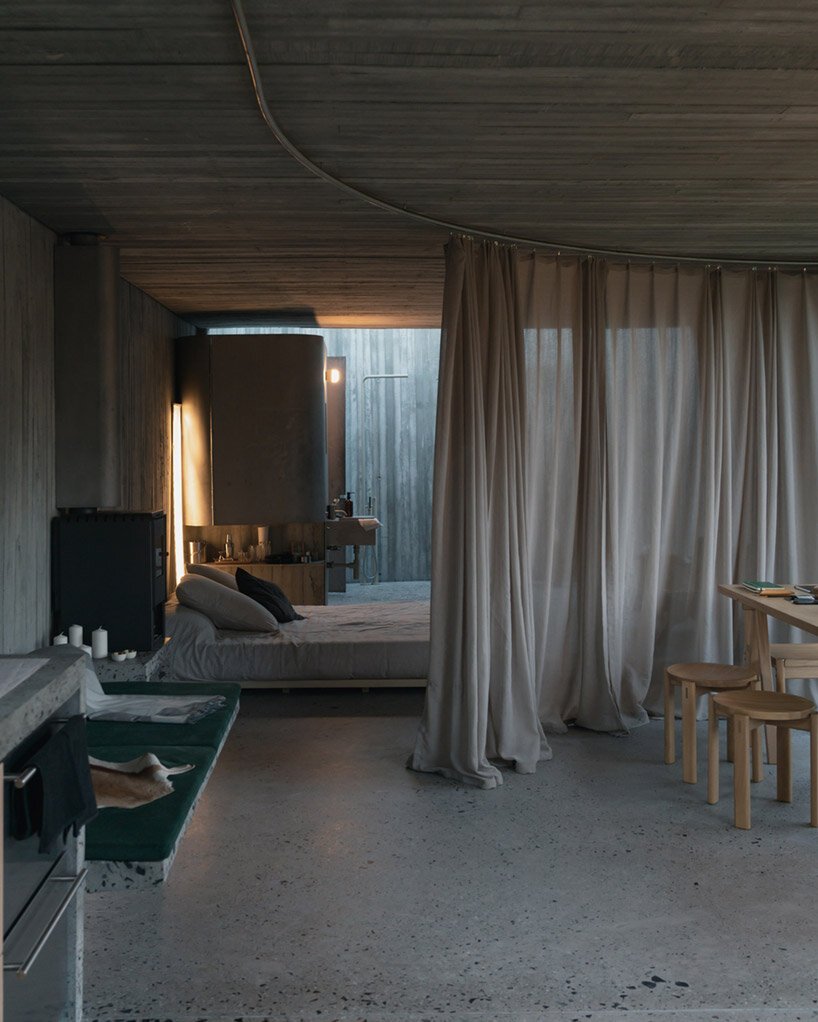 LCLA 办公室的 ballen house 是坐落在野生安第斯山脉中的两座混凝土结构 LCLA 办公室的 ballen house 是坐落在野生安第斯山脉中的两座混凝土结构