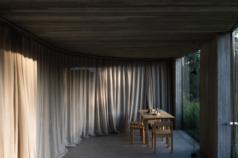 LCLA 办公室的 ballen house 是坐落在野生安第斯山脉中的两座混凝土结构 LCLA 办公室的 ballen house 是坐落在野生安第斯山脉中的两座混凝土结构