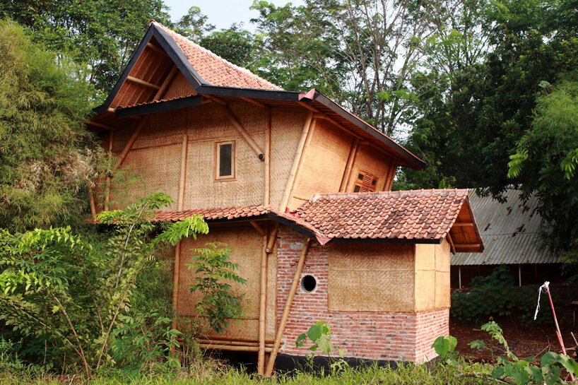 bambuso.id 在印度尼西亚帕隆建造了高跷“竹花园屋”