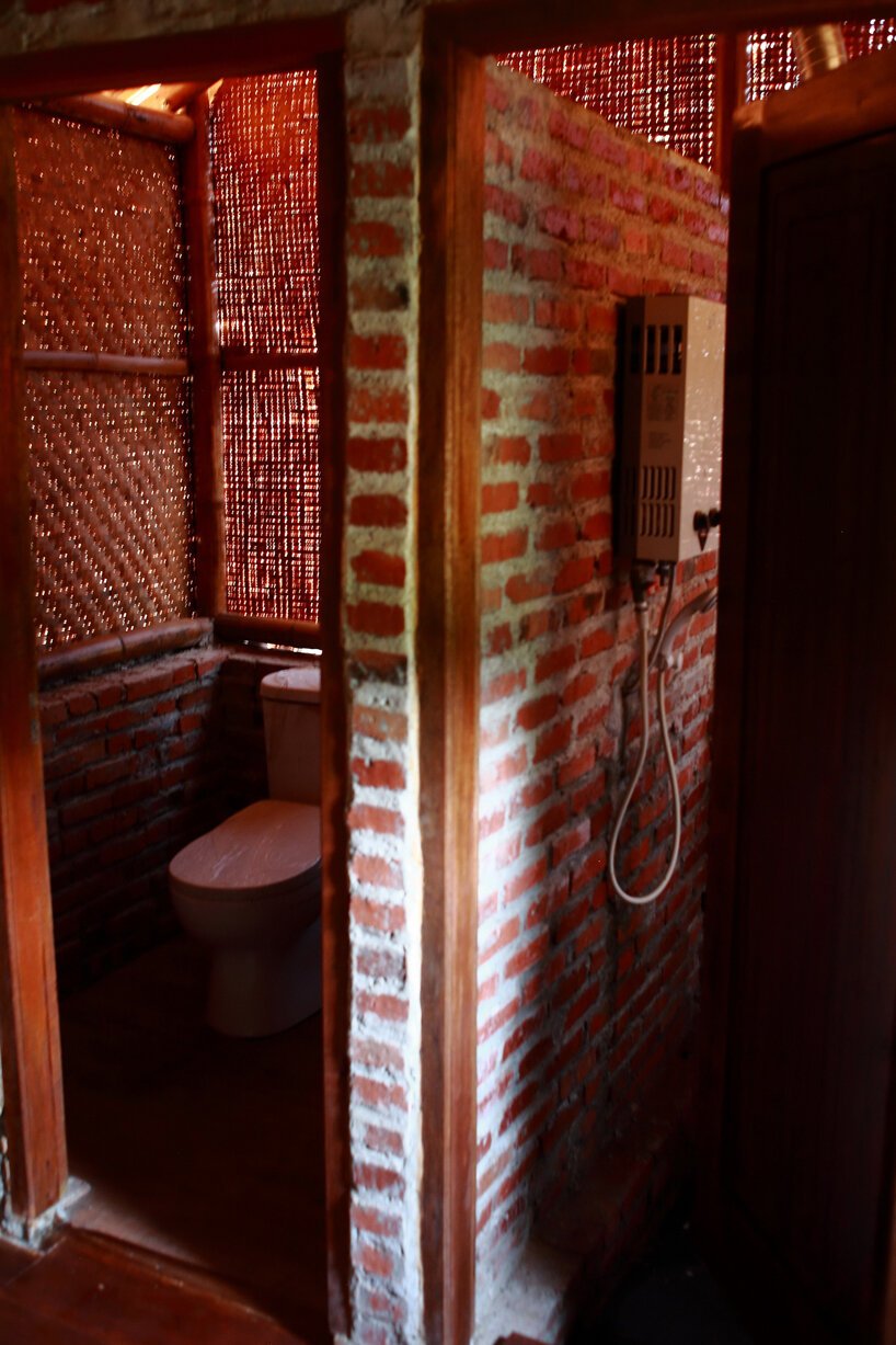 bambuso.id 在印度尼西亚帕隆建造了高跷“竹花园屋”