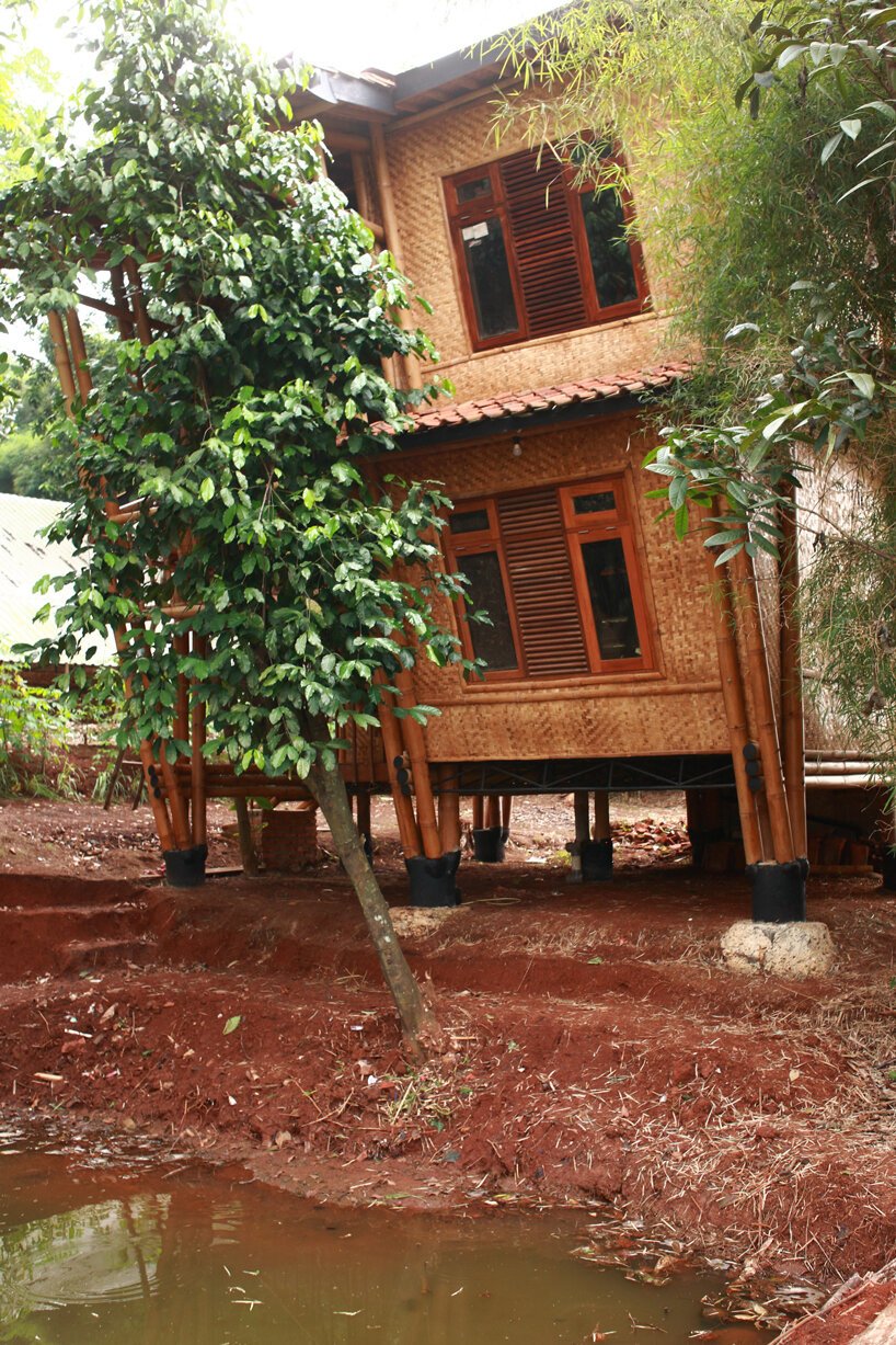 bambuso.id 在印度尼西亚帕隆建造了高跷“竹花园屋”