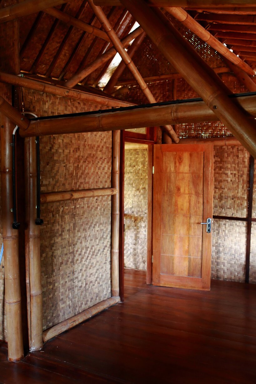 bambuso.id 在印度尼西亚帕隆建造了高跷“竹花园屋”