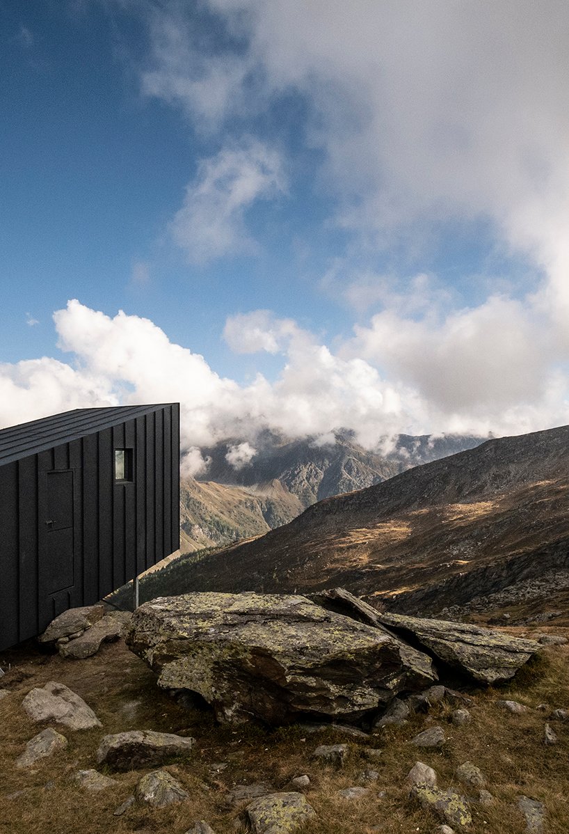 BCW 集体获奖的“露营布雷迪”小屋设计俯瞰意大利高山山谷