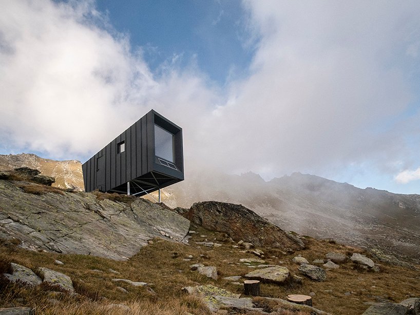 BCW 集体获奖的“露营布雷迪”小屋设计俯瞰意大利高山山谷