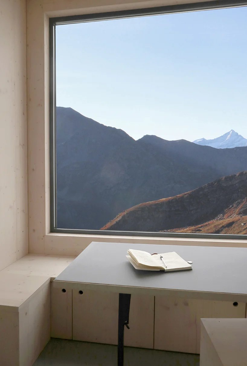 BCW 集体获奖的“露营布雷迪”小屋设计俯瞰意大利高山山谷