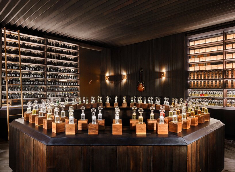 1833 年 Fueguia 的 Julian Bedel 将药用植物和植物研究融入他的香水中