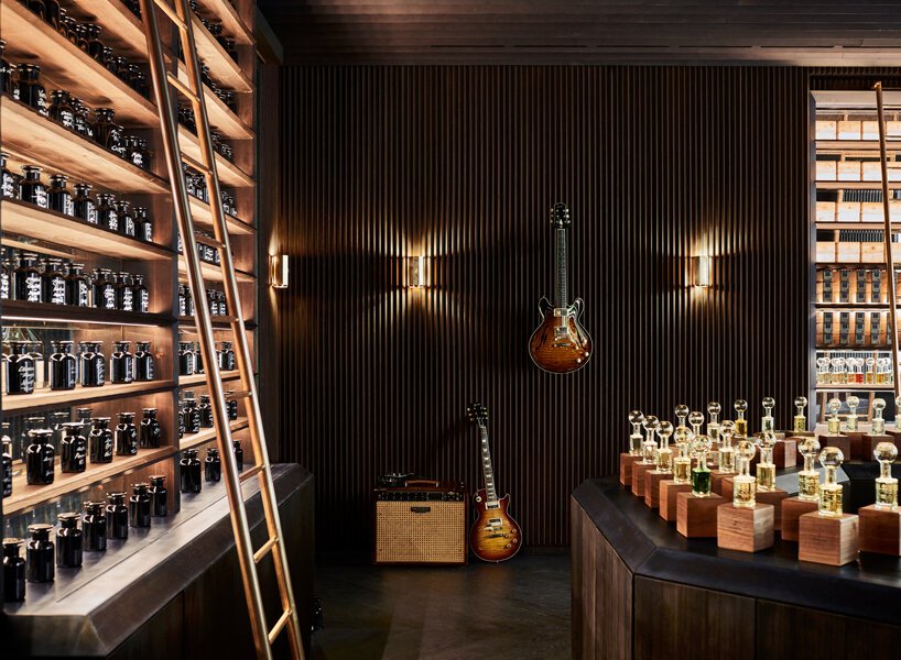 1833 年 Fueguia 的 Julian Bedel 将药用植物和植物研究融入他的香水中