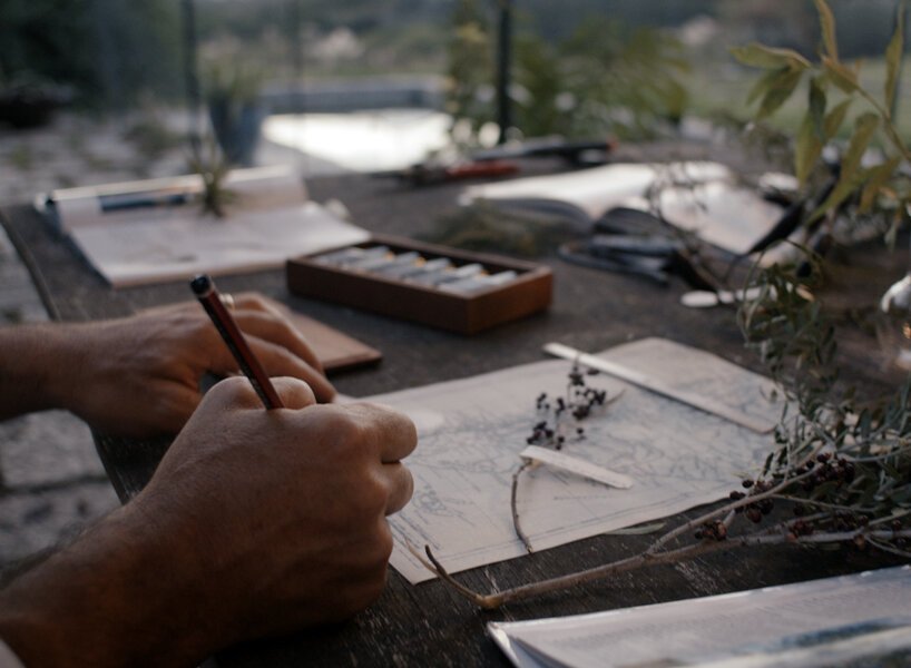 1833 年 Fueguia 的 Julian Bedel 将药用植物和植物研究融入他的香水中