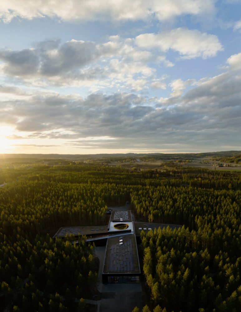 BIG 位于挪威森林的十字形工厂准备盛大开业