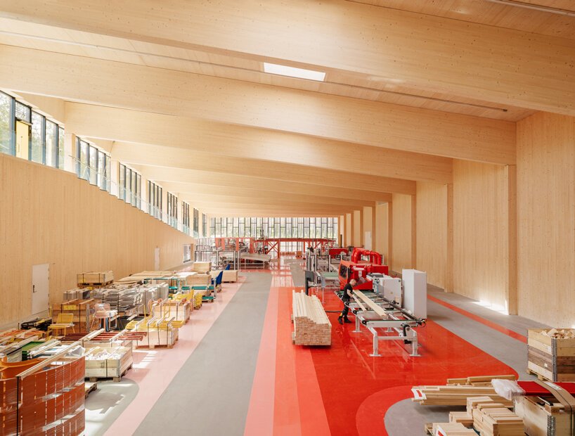 BIG 位于挪威森林的十字形工厂准备盛大开业