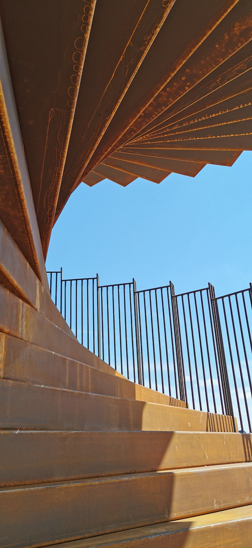 丹麦 BIG 螺旋式耐候钢天文台的图片曝光 丹麦 BIG 螺旋式耐候钢天文台的图片曝光