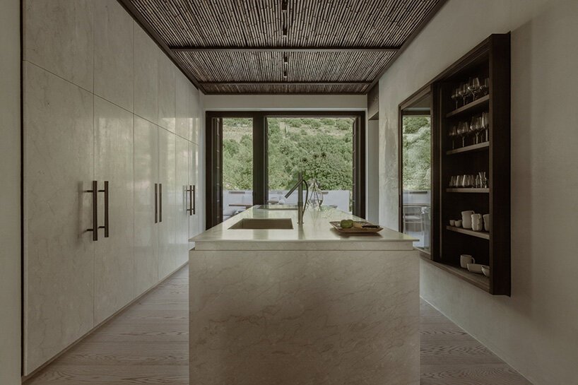 block722 的“山屋”是克里特岛荒野景观中的一组石块