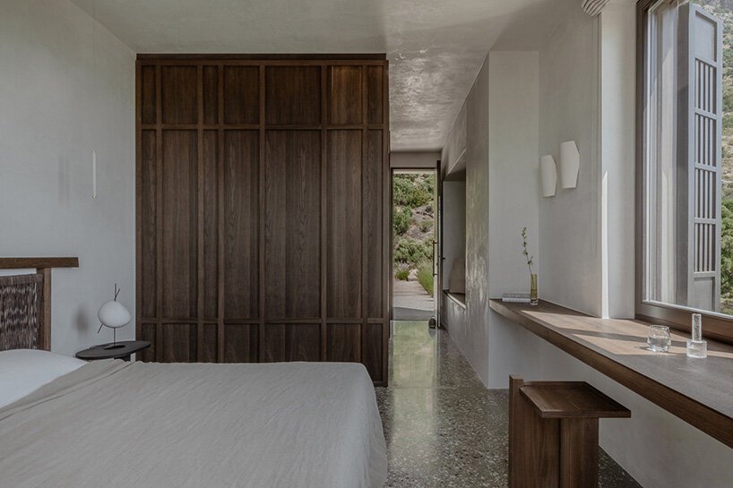 block722 的“山屋”是克里特岛荒野景观中的一组石块