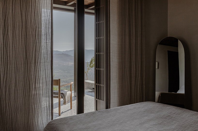 block722 的“山屋”是克里特岛荒野景观中的一组石块