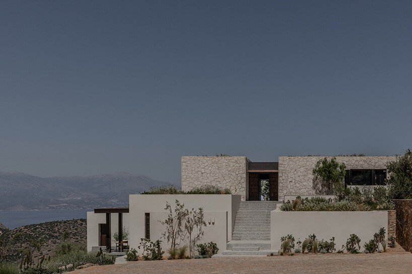 block722 的“山屋”是克里特岛荒野景观中的一组石块