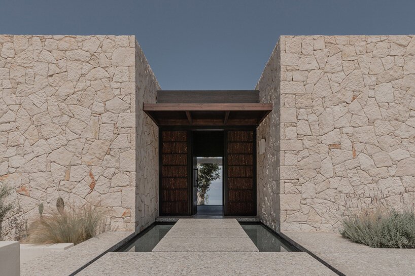 block722 的“山屋”是克里特岛荒野景观中的一组石块