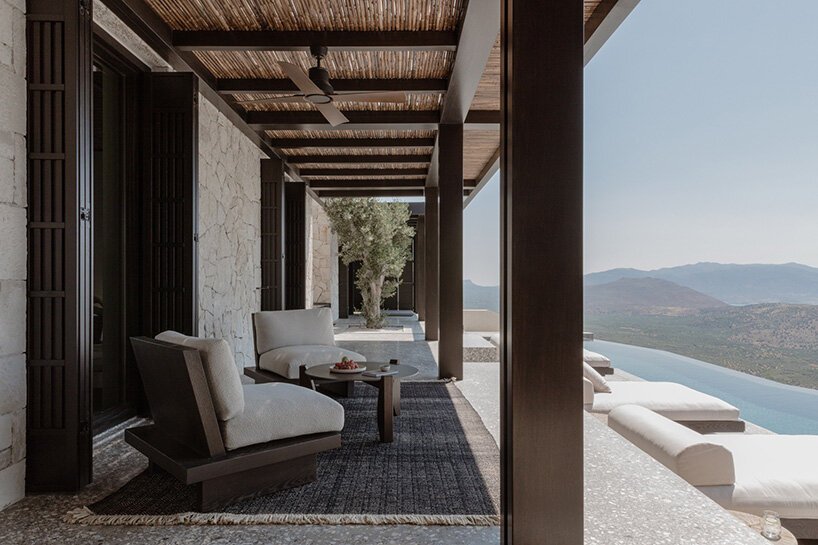 block722 的“山屋”是克里特岛荒野景观中的一组石块