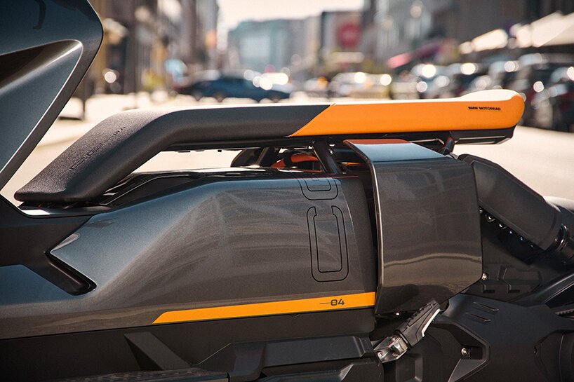 BMW 摩托车的激进电动 CE 04 两轮车已准备好骑行