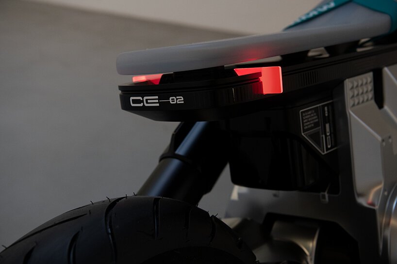 BMW 摩托车在 2021 年 IAA 上首次亮相概念 CE 02 城市电动迷你摩托车