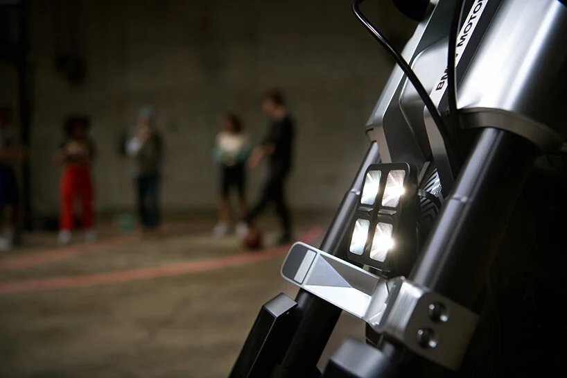 BMW 摩托车在 2021 年 IAA 上首次亮相概念 CE 02 城市电动迷你摩托车