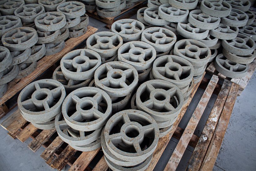 2021 年设计奖社会影响奖获得者 boonserm premthada 创造了大象粪便砖