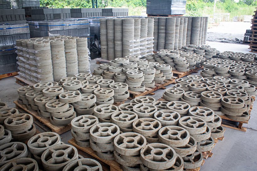 2021 年设计奖社会影响奖获得者 boonserm premthada 创造了大象粪便砖