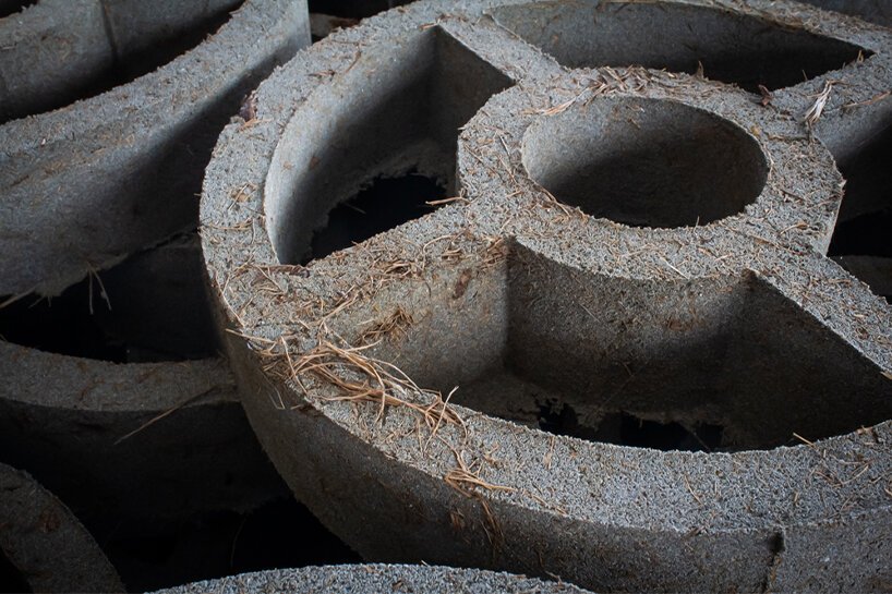 2021 年设计奖社会影响奖获得者 boonserm premthada 创造了大象粪便砖