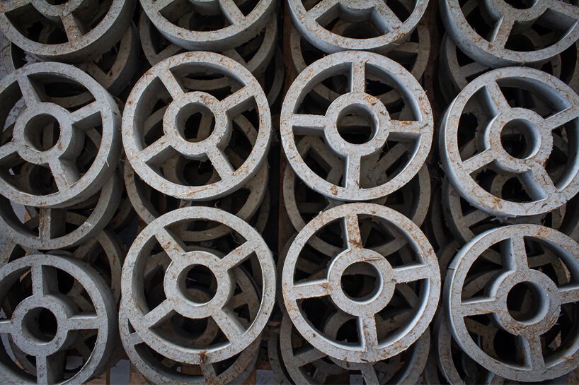 2021 年设计奖社会影响奖获得者 boonserm premthada 创造了大象粪便砖