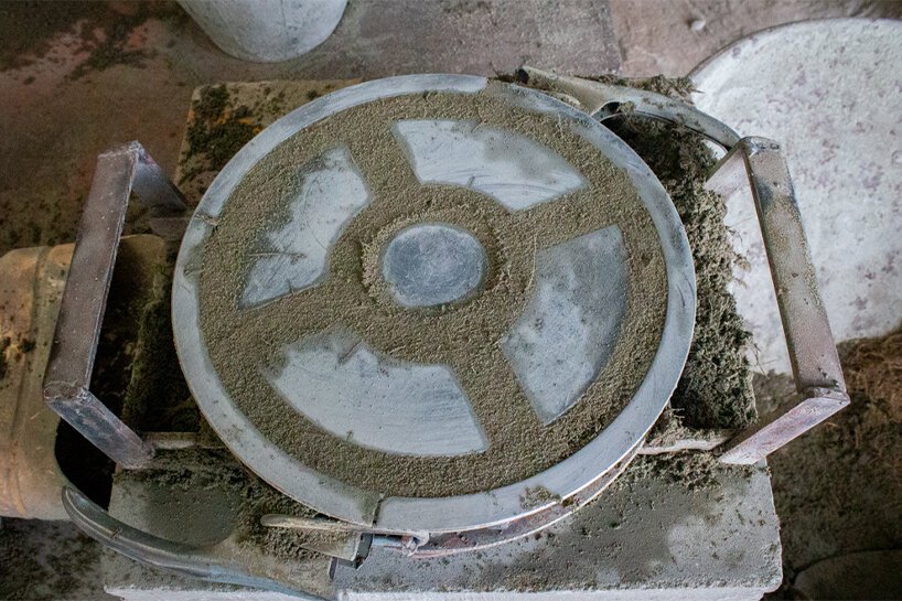 2021 年设计奖社会影响奖获得者 boonserm premthada 创造了大象粪便砖