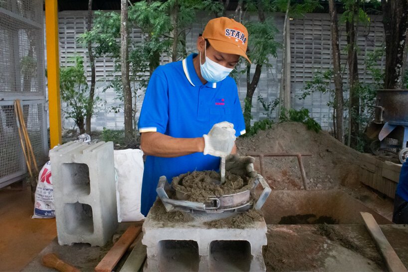 2021 年设计奖社会影响奖获得者 boonserm premthada 创造了大象粪便砖