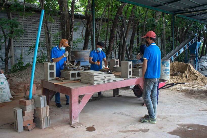 2021 年设计奖社会影响奖获得者 boonserm premthada 创造了大象粪便砖