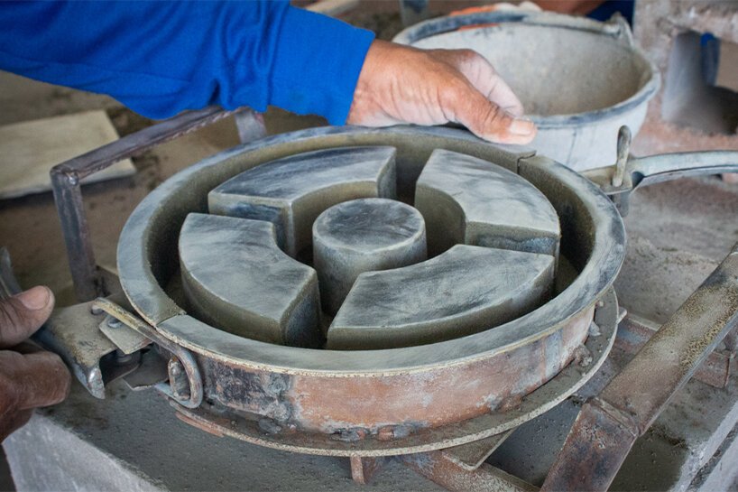 2021 年设计奖社会影响奖获得者 boonserm premthada 创造了大象粪便砖