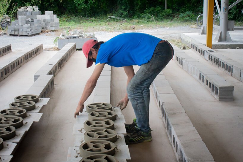 2021 年设计奖社会影响奖获得者 boonserm premthada 创造了大象粪便砖