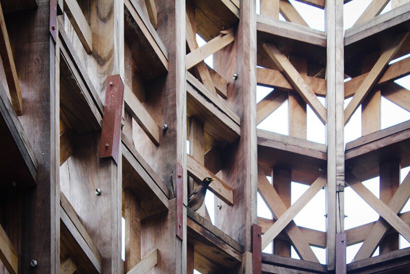 boonserm premthada 改造废弃的木仓，在泰国建造“米塔”