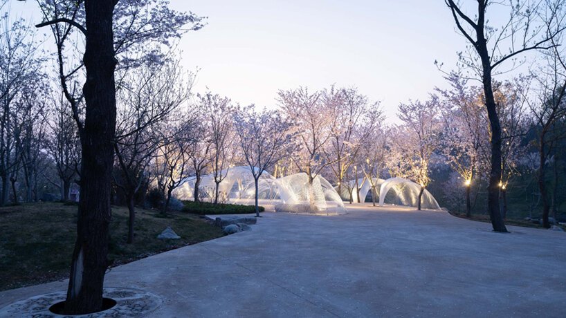 白鹭湾艺术博物馆的“无边剧场”是由钢丝网组成的流动云