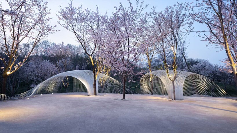 白鹭湾艺术博物馆的“无边剧场”是由钢丝网组成的流动云