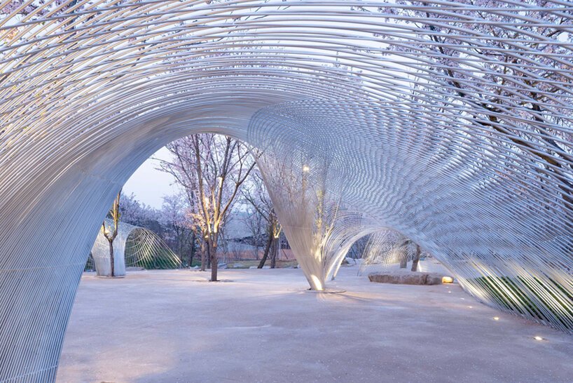 白鹭湾艺术博物馆的“无边剧场”是由钢丝网组成的流动云