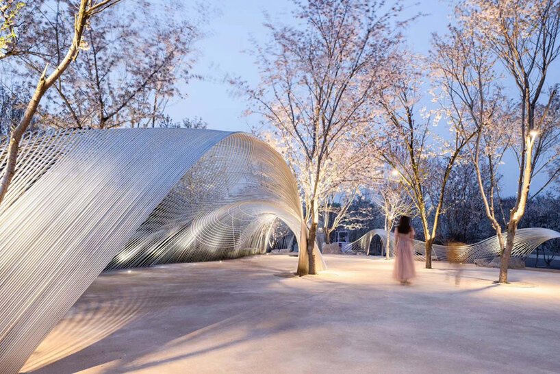 白鹭湾艺术博物馆的“无边剧场”是由钢丝网组成的流动云