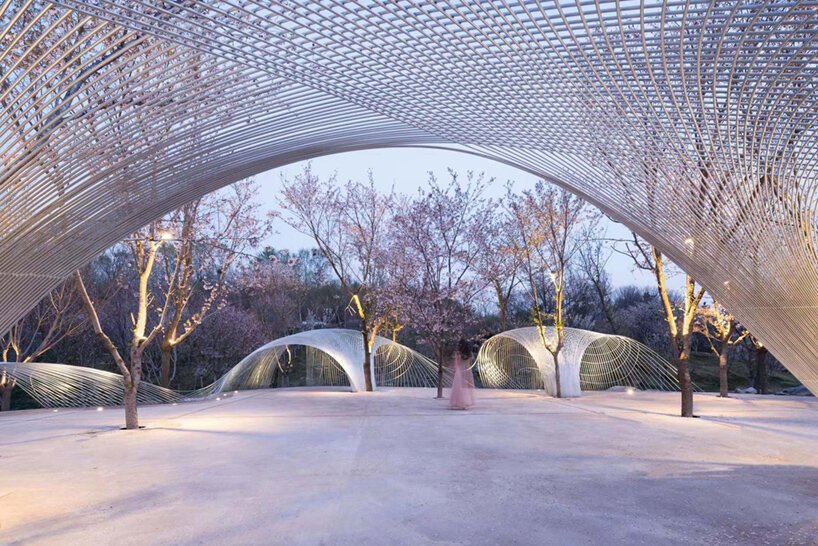 白鹭湾艺术博物馆的“无边剧场”是由钢丝网组成的流动云