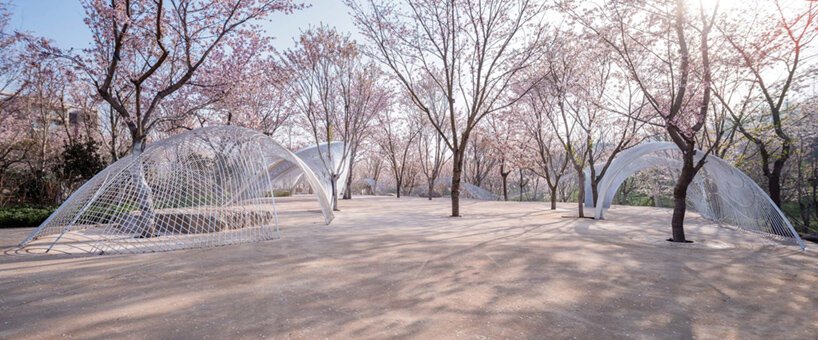 白鹭湾艺术博物馆的“无边剧场”是由钢丝网组成的流动云