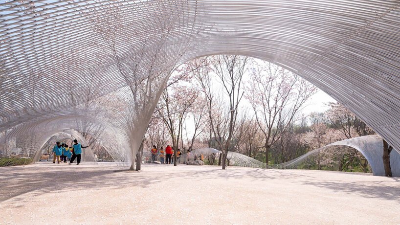 白鹭湾艺术博物馆的“无边剧场”是由钢丝网组成的流动云