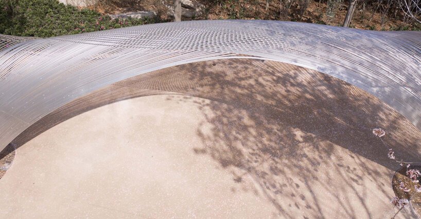 白鹭湾艺术博物馆的“无边剧场”是由钢丝网组成的流动云