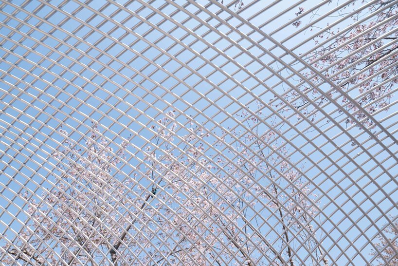 白鹭湾艺术博物馆的“无边剧场”是由钢丝网组成的流动云